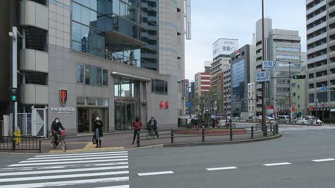 なんば駅から歩いて5分ほど。御堂筋から続く国道26号線の元町2丁目交差点に面した好立地。