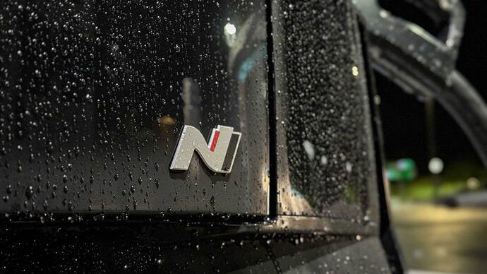 ボディ各所に散りばめられたNのロゴは、山道やサーキットのS字カーブがモチーフになっている。