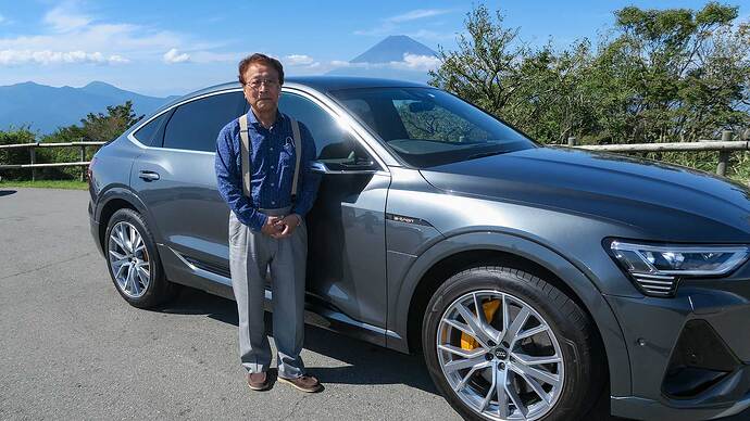 舘内さんと e-tron と、富士山。
