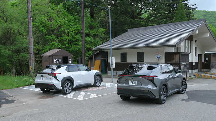 平湯では5分ほど充電待ち。急速充電のリッドが左前フェンダー部で、駐車枠通りに停めるとケーブルが届きませんでした。