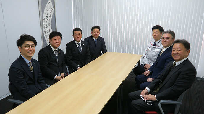 取材対応とともに現地視察を行うということで本社関連部署のご担当者を含めてたくさんの方にお話しを伺うことができました。左から、本社総務人事部の工藤倫央さん、D.U-NET株式会社事業統括部の青木裕介さん、本社エネルギー事業推進部の柴田孝史さん、エネルギー事業推進部長の峰村博明さん、足立営業所の福田広数さん、足立営業所所長の森永友章さん、D.U-NET株式会社事業統括部の松原隆さん。