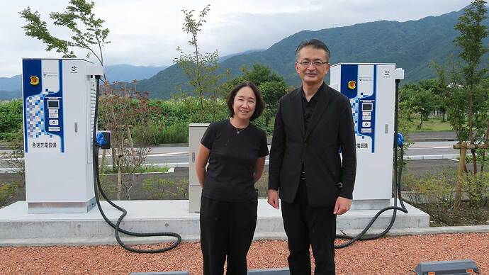 伴一訓社長と奥さまの公子さん。