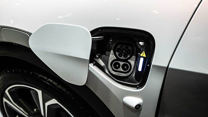 発表会の車両の充電口はまだCCS2でした。