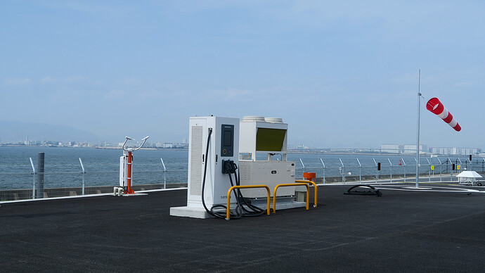 空飛ぶクルマは見られなかったので、ポートに設置されていた急速充電器を記念撮影しておきました。