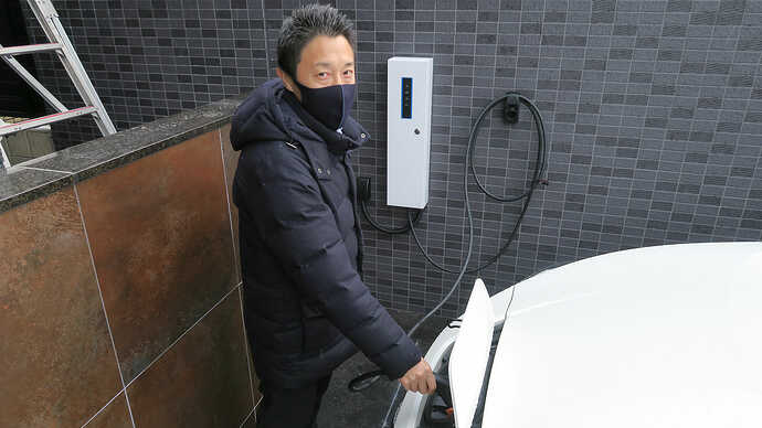 リーフでも前から入れればケーブルは余裕。車種によって充電口の位置が違うことを考慮する必要があります。