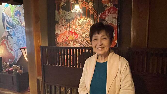 「私の写真なんて撮らなくていいわよ」という女将さんに無理をお願いして朝食の仕事がひと段落したところをスマホで一枚。女将さんの気さくな人柄が、芦名の魅力のひとつです。
