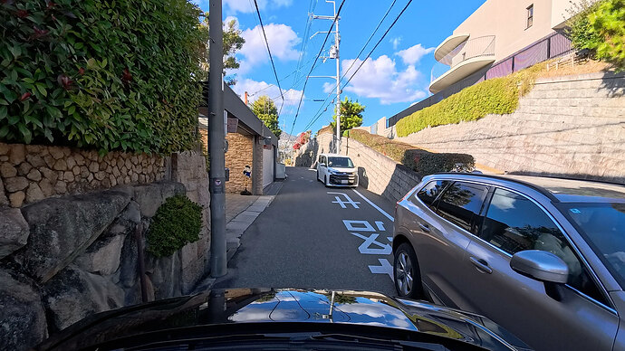 芦屋の高級住宅街でボルボ XC60とすれ違う。