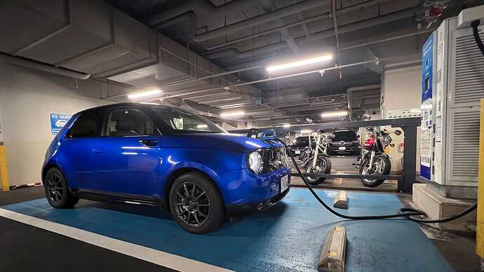 浜町公園地下駐車場の急速充電器。