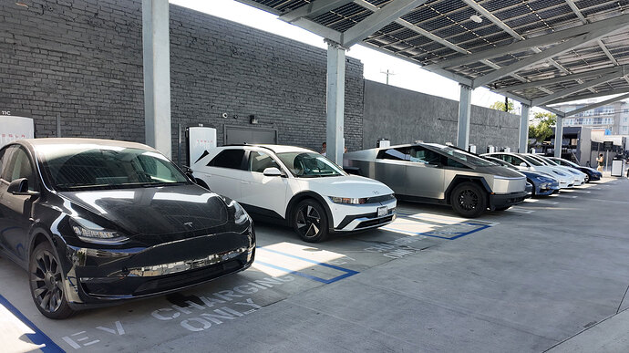 NACS対応の車なら誰でも充電可能。