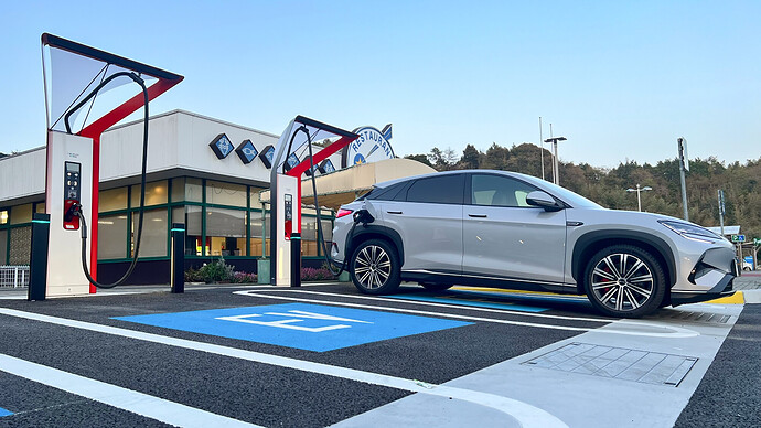 eMPの「赤いマルチ」と呼ばれる150kW級急速充電ステーション（山陽道下松SA上り線）。
