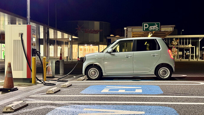 N-ONE e:に150kW器はtoo muchですので、充電中はクルマから離れず、すぐに他車に譲れるようにしていました。