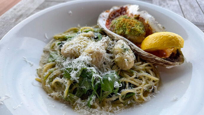 ランチには「牡蠣と生海苔のクリームソース〜香草パン粉焼き添え」のパスタをいただきました。