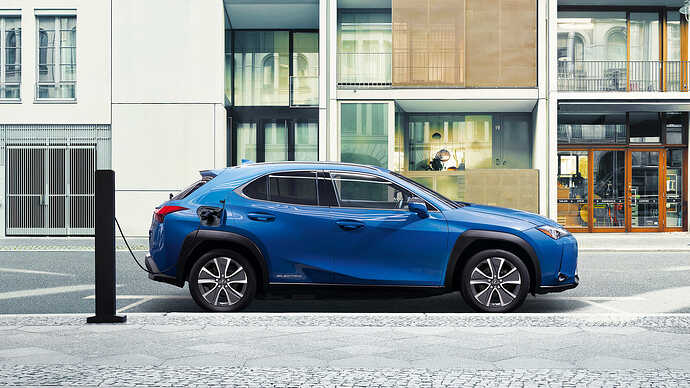 レクサス初の量産電気自動車『UX300e』が広州で静かに（？）世界初公開