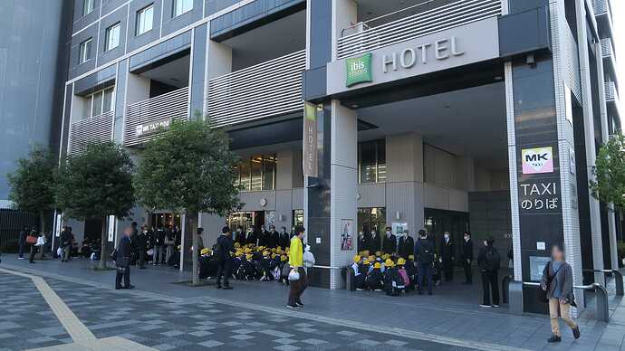 八条口のすぐ近く。私が到着した時は修学旅行でドライバーが行う朝礼の見学会が行われていました。突然、社歌（たぶん）の斉唱が始まって驚いた。