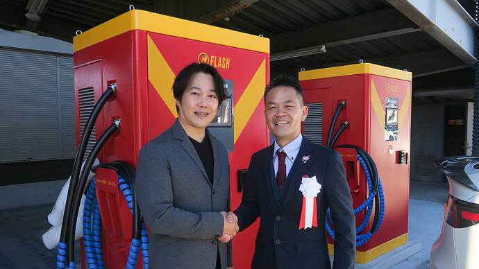 テンフィールズファクトリー市川社長（左）と佐藤社長もがっちり握手。