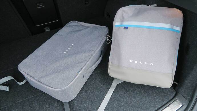 左が充電ケーブル、右側が災害対応セットの専用バッグ。（写真はC40 Rechargeのものを撮影しました）