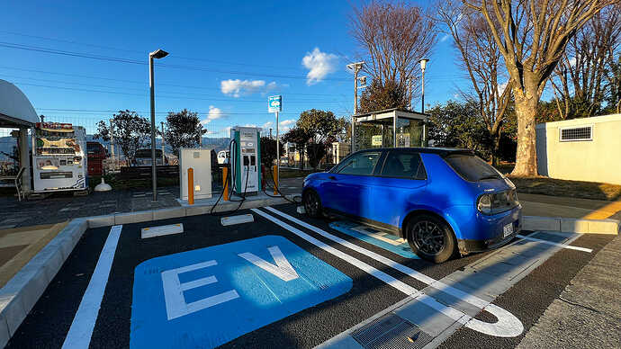 復路の釈迦堂PAで最後の充電。