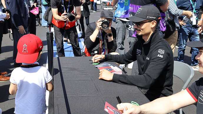ピットウォークではドライバーがすぐそこに。F1では今はありえない光景です。