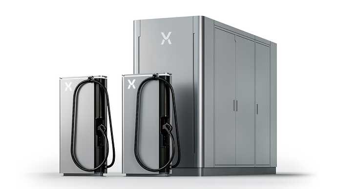 358kWh（Standard）の蓄電池（LFP）に2基のディスペンサーがセットになったハイパーチャージャー。1基利用時で最大出力150kW、2基同時の場合は各120kWでの超急速充電が可能。