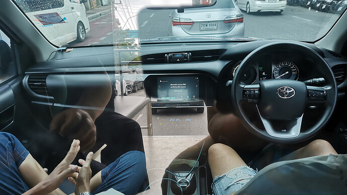 パーテーション越しに運転席まわりを激写。