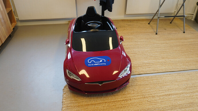 ノルウェーEV協会のオフィスにあったモデルSの模型(EV協会のステッカーが貼られている)