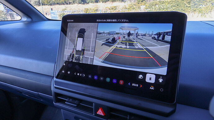 試乗したカーゴモデルは運転席と荷室が仕切られていて後方は見えないですが、バックモニターの出来がいいから車庫入れも一発でラクチンでした。