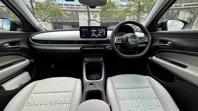 シフト操作ボタンの手前は大きな物入れ（通常はフタがある）になっている。その手前は左側にパーキングブレーキ、右側にドライブモード選択のスイッチがある。