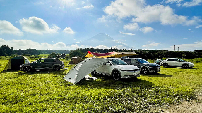 自然の中のキャンプ場で、手軽にAC電源が使える便利さを実感。早朝、富士山の眺望も素敵でした。