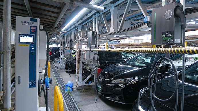 大和自動車交通立川の充電設備。急速充電器も設置されていました。