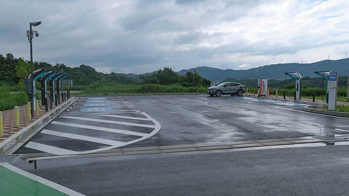 浜松SA上り線の充電エリア。こういう場所が全国各地の高速道路上に増えてほしい。ただし、クローズドな場所への充電器設置は、今後、さらなる増設が必要になった場合の拡張性に問題が生じる可能性もあります。
