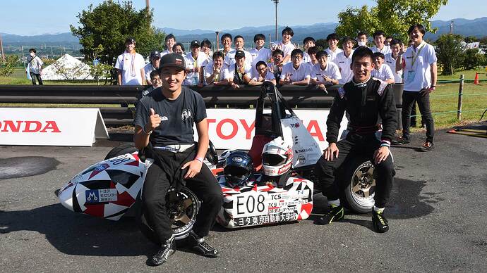 完走を果たしたトヨタ東京自動車大学校チームのマシンとドライバー。