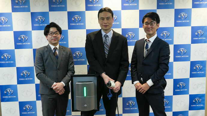 テラモーターズ会長の徳重徹氏（写真中央）とともに登壇した、新規プロジェクトの責任者となる中川耕輔氏（左）、製品・サービスの説明を担当した髙橋成典氏（右）。