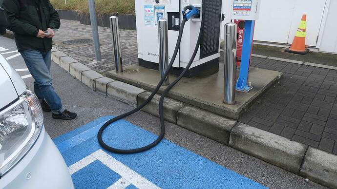 シウマイ弁当買って車両返却前の充電を行うために立ち寄った海老名SAでは、ケーブルが駐車区画にはみ出している場面に遭遇。トラブルの元なので、充電後はきちんと片付けましょう。