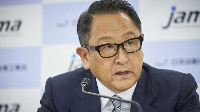 自工会記者会見で提言する豊田会長。