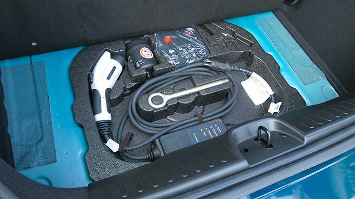 この日の試乗車に車載されていたのは普通充電用ケーブルのみ。急速充電用アダプターの実物を見て使ってみるのが楽しみです。