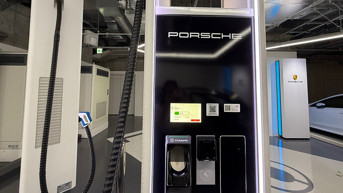 編集部注：現状で日本国内に設置されている公共の150kW器ではブーストモードが採用されているため70％相当を33分で充電することはできないと思われます。全国各地のポルシェセンターなどには、ブーストモードがないポルシェ「ターボチャージャー」という150kW器が設置されています。ただし、後述のように実際の充電結果は開始時SOCなどの諸条件に左右され、カタログスペックへの期待通りには入らないケースが多いことを心得ておきましょう。
