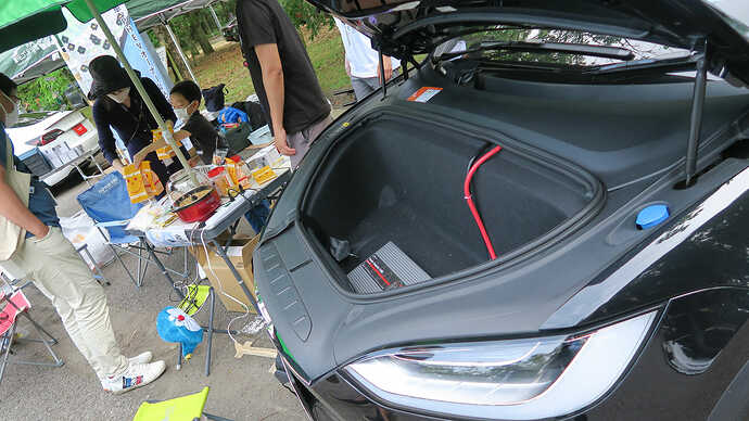 EVsmartもブースを出展。安川さんのモデルXからDC/ACインバーターで100V電源を取り出し、ポップコーンを作って来場者にふるまいました。