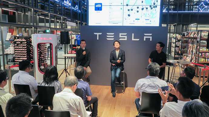 Model 3 デリバリーイベントでのトークショー（2019年）には、EVsmartを立ち上げた安川氏にも登壇いただきました（関連記事）。