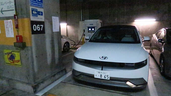 東京都庁第一本庁舎地下駐車場の急速充電器。