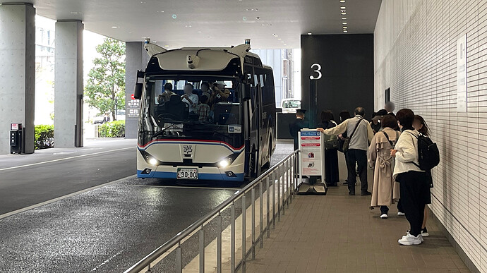 新大阪阪急ビル1階の阪急高速バスターミナルで乗車します。
