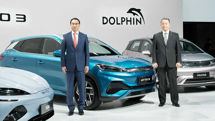 発表会で登壇したBYDジャパンの劉学亮社長と、BYD オートジャパン社長に就任した東福寺厚樹氏。