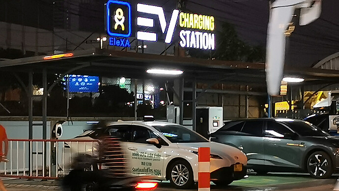 パタヤの市街地で見かけたEV充電ステーション。