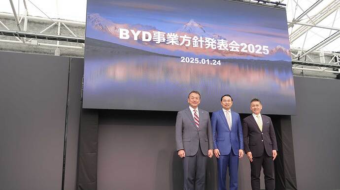 写真左から、BYDオートジャパン東福寺社長、BYDジャパン劉社長、BYDジャパン石井副社長。