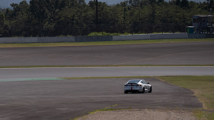 予選中にストップしたKIMI選手のモデルS。