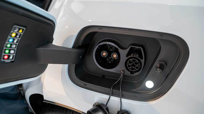 急速充電用と普通充電用が並んだ充電リッド（左後部）全体のサイズも欧州仕様と同じ。このあたりにも「日本のために開発された」ような印象を受けます。