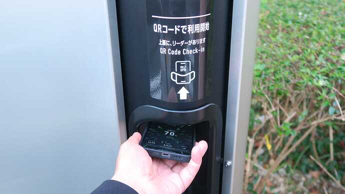 充電開始時はアプリ画面に表示された二次元バーコードをリーダーにかざします。充電始まってから写真撮ったので、スマホの画面が違うけど……。