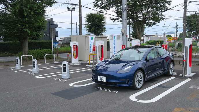 2023年7月、ファミリーマート所沢インター店に新設されたスーパーチャージャー。（撮影／寄本好則）