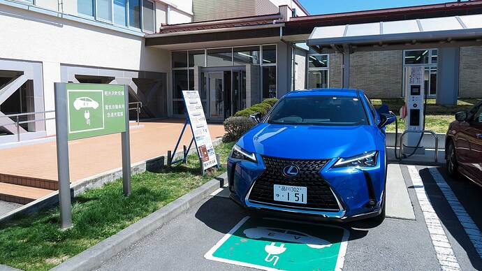 軽井沢町役場で30分の急速充電。ここは無料で利用できる施設であり、平日のお昼時だったが10分ほど待って充電開始。私の後にも充電待ちのリーフが来ていた。