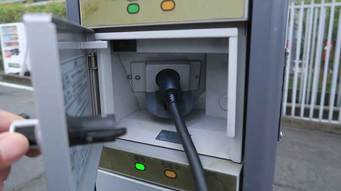 コールセンターに電話してロック解除の番号を確認。ケーブルを繋いでロックすると充電が開始されます。