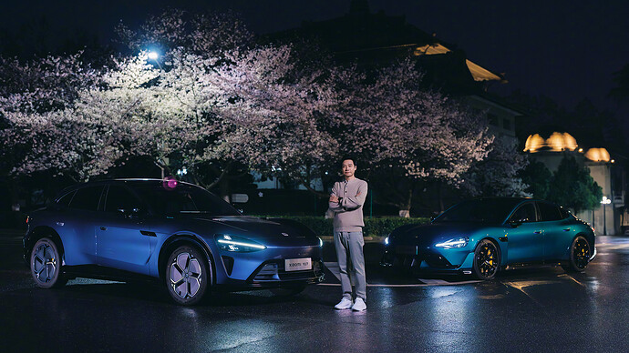 左からYU7、シャオミCEOのLei Jun氏、SU7 Ultra